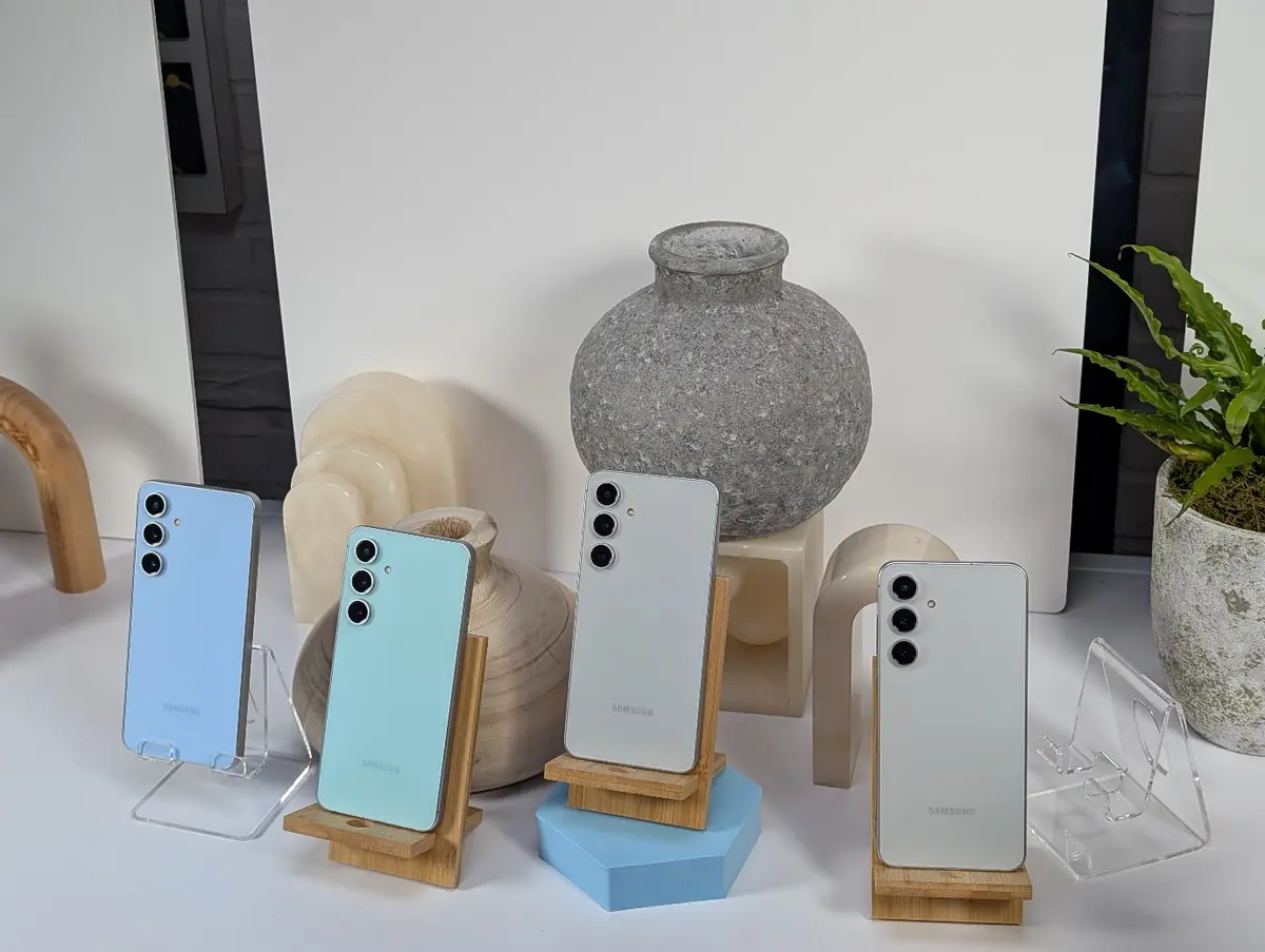 A group of cell phones on display
Description automatically generated