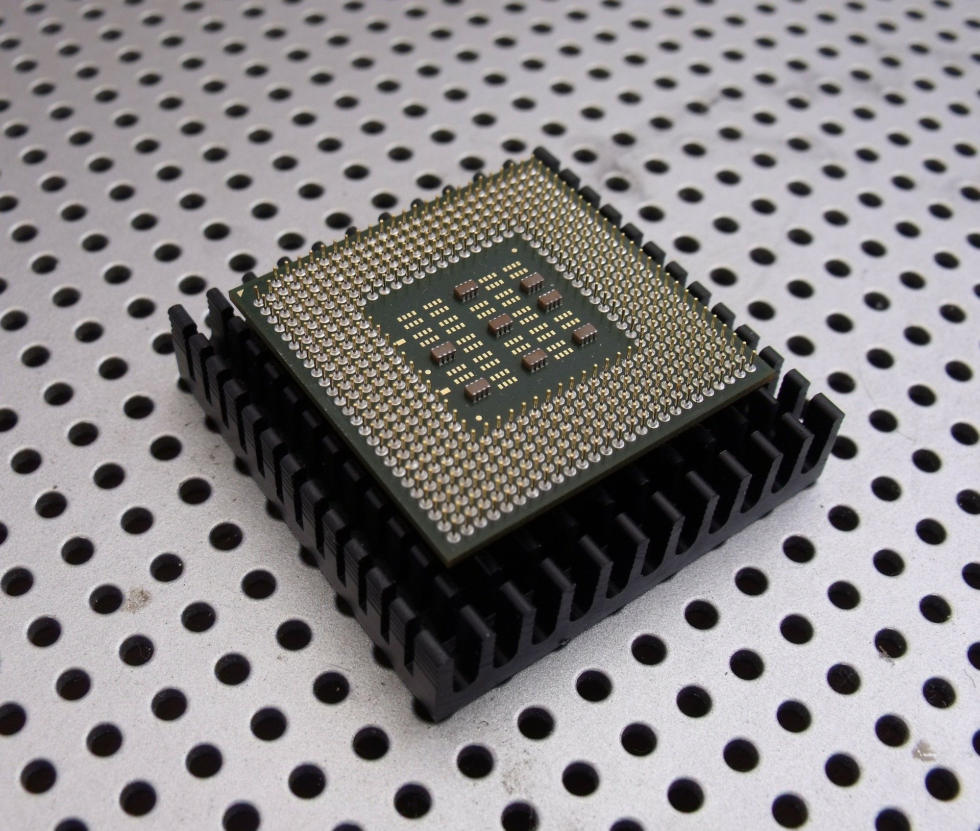 micro-chip-19980_1920.jpg