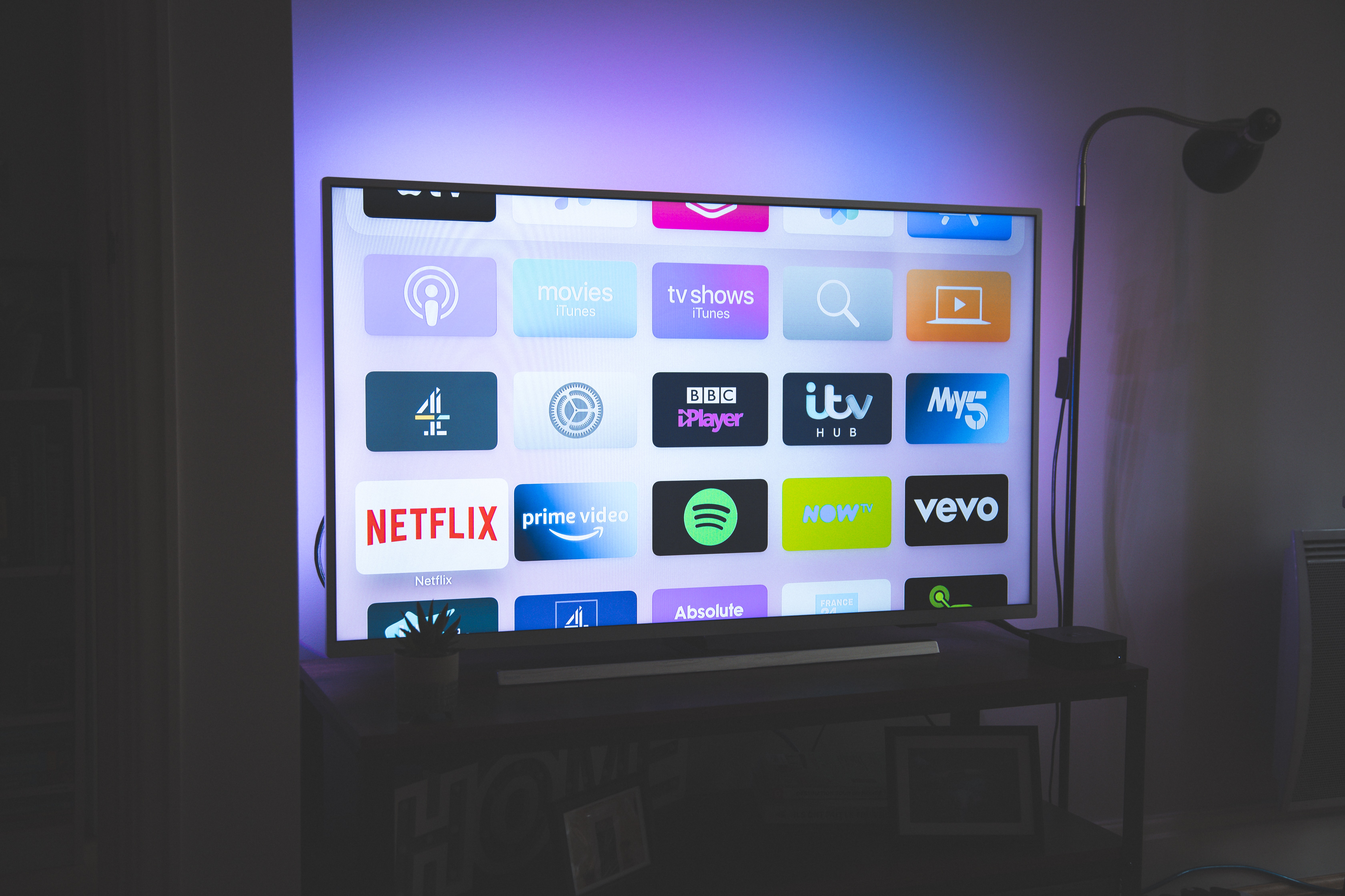 India’s Smart TV Shipments Up 74% YoY During Q2 2022, OnePlus Climbs to Third Position