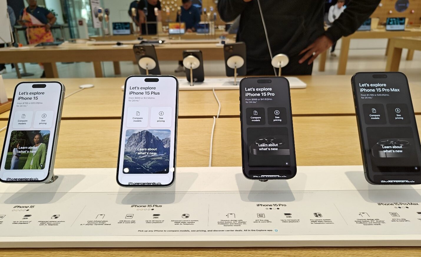 A picture of all the 4 models of the iPhone 15 series at an Apple Store